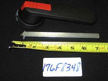 Отсоединить стержень ручки D2 от рамы 176F8348